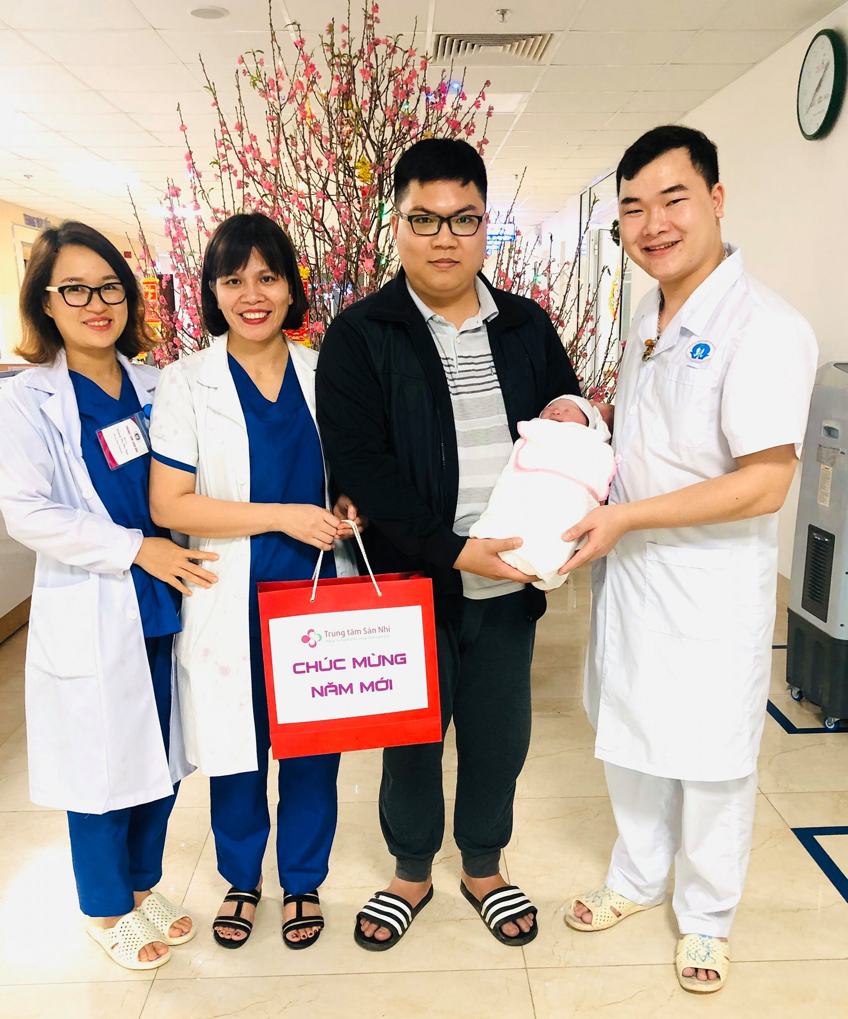 C&ocirc;ng d&acirc;n nh&iacute; nặng 3,5 kg x&ocirc;ng đất Bệnh viện Phụ sản Trung ương - Ảnh 10.