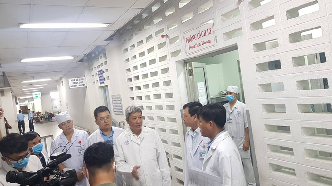 4 địa phương phải lập danh s&aacute;ch người tiếp x&uacute;c hai bố con nhiễm virus corona - Ảnh 2.