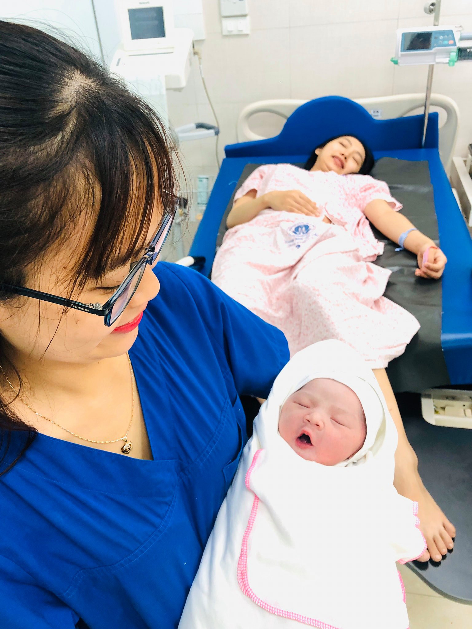 C&ocirc;ng d&acirc;n nh&iacute; nặng 3,5 kg x&ocirc;ng đất Bệnh viện Phụ sản Trung ương - Ảnh 9.