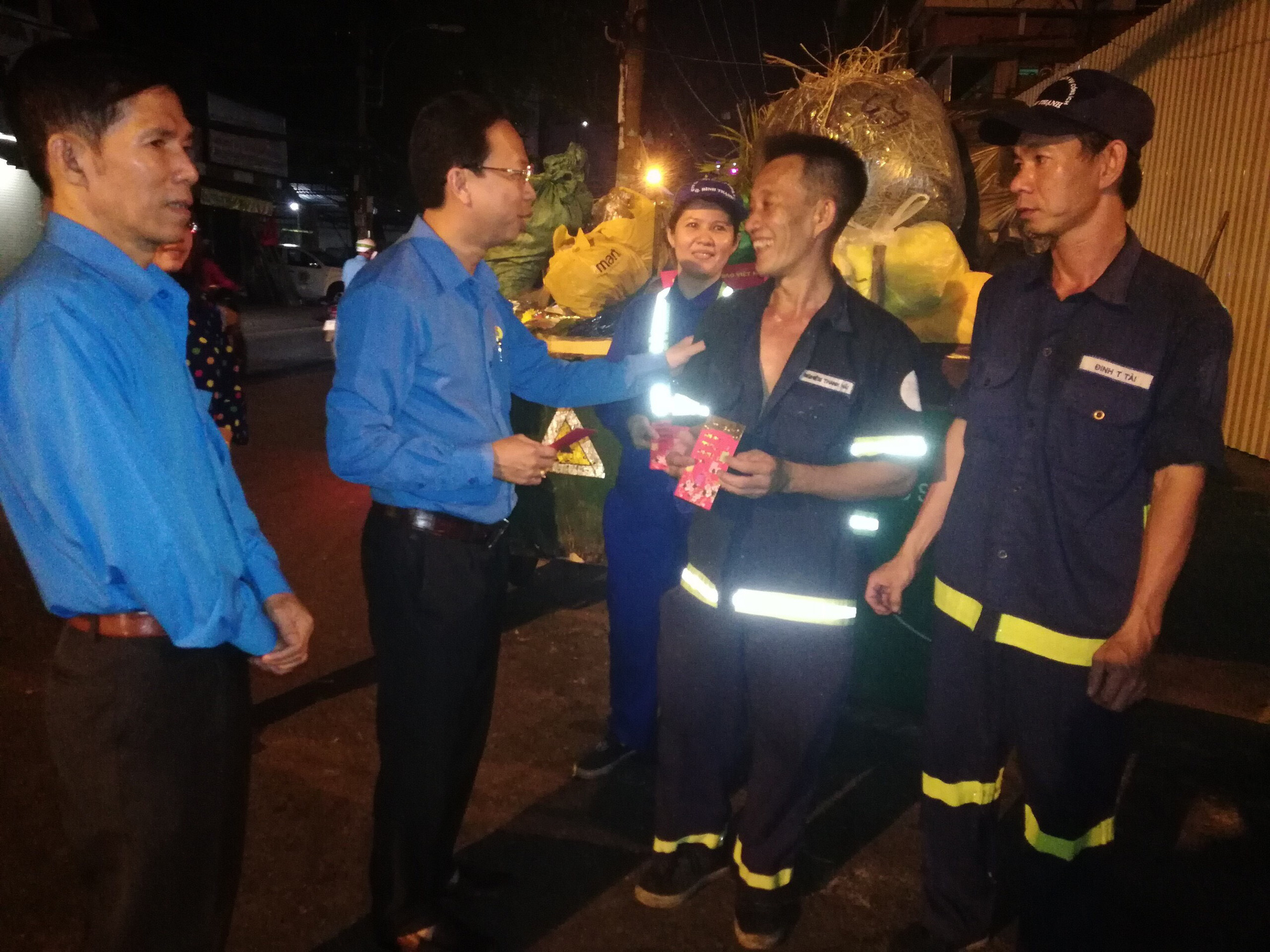Động vi&ecirc;n c&ocirc;ng nh&acirc;n l&agrave;m việc xuy&ecirc;n Tết v&agrave; c&ocirc;ng nh&acirc;n ở trọ - Ảnh 3.