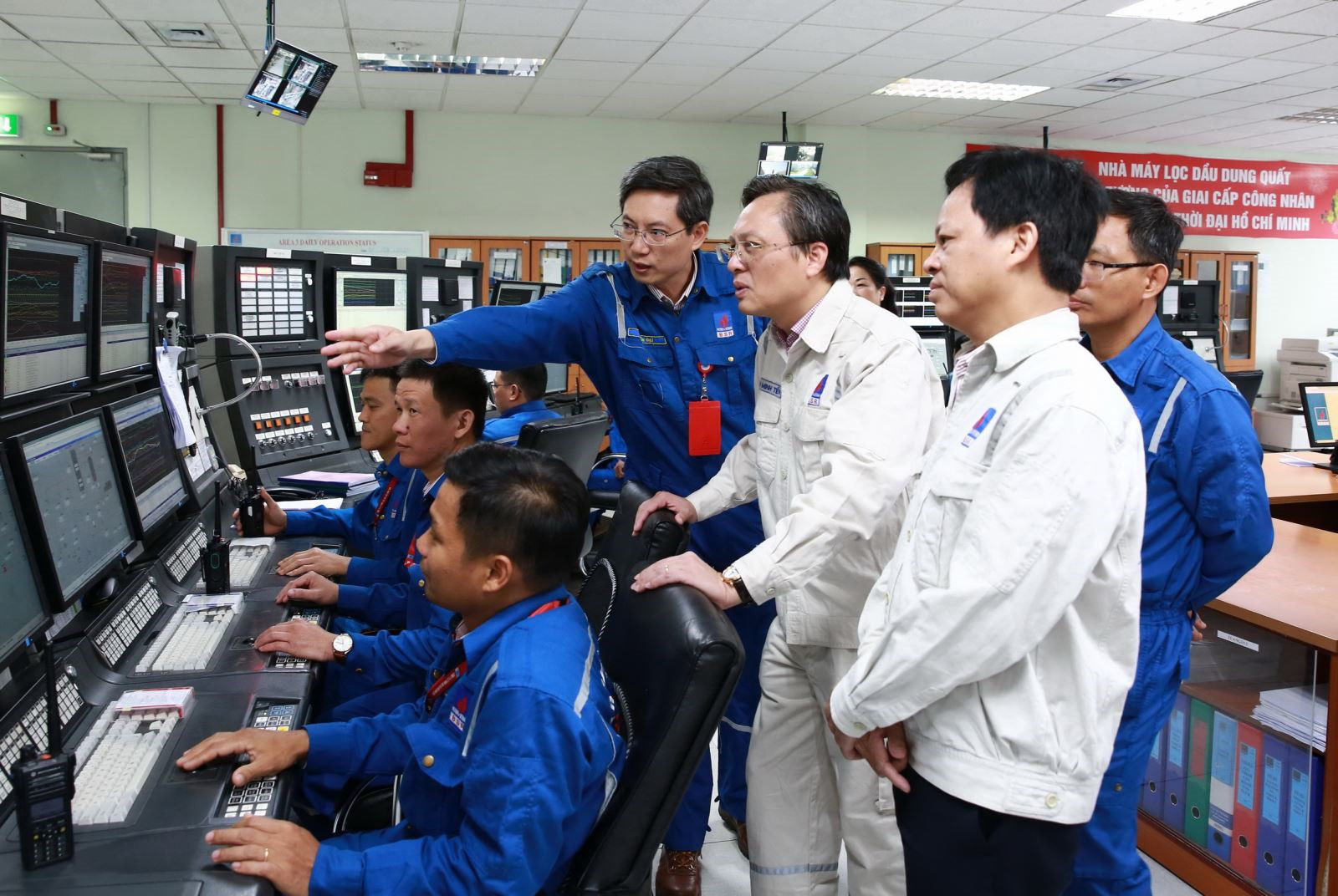 Những người giữ lửa cho Nhà máy lọc dầu Dung Quất - Ảnh 1.