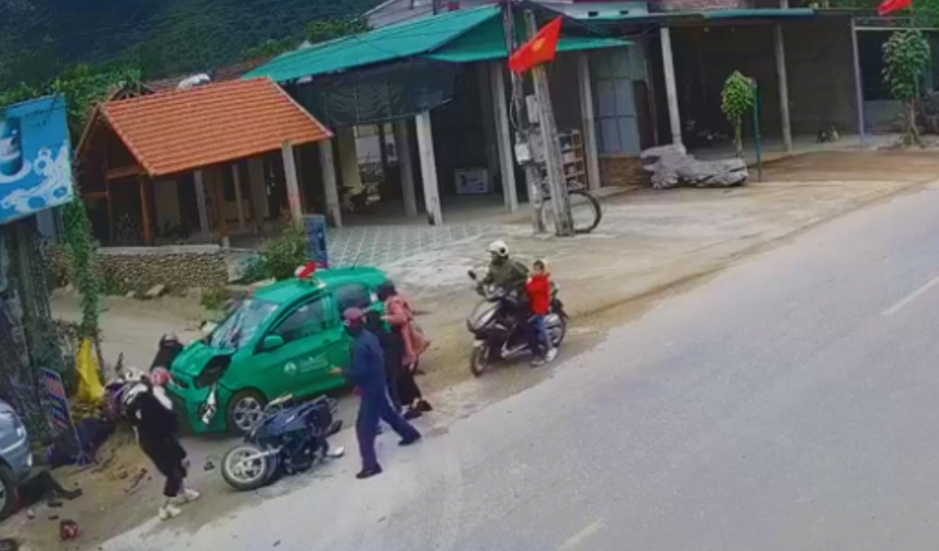 Kinh hoàng cảnh taxi lao vào đoàn người đi chúc Tết, 9 người bị thương