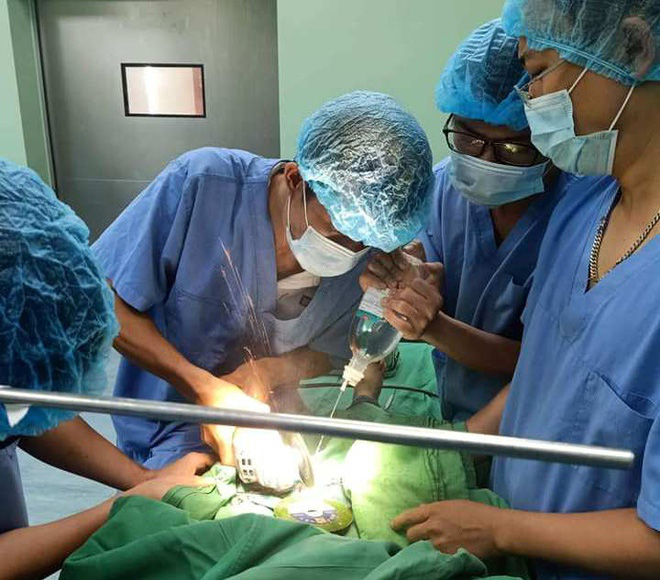 Nhặt v&ograve;ng bi sắt đeo v&agrave;o dương vật, b&eacute; trai 8 tuổi nhập viện cấp cứu - Ảnh 1.