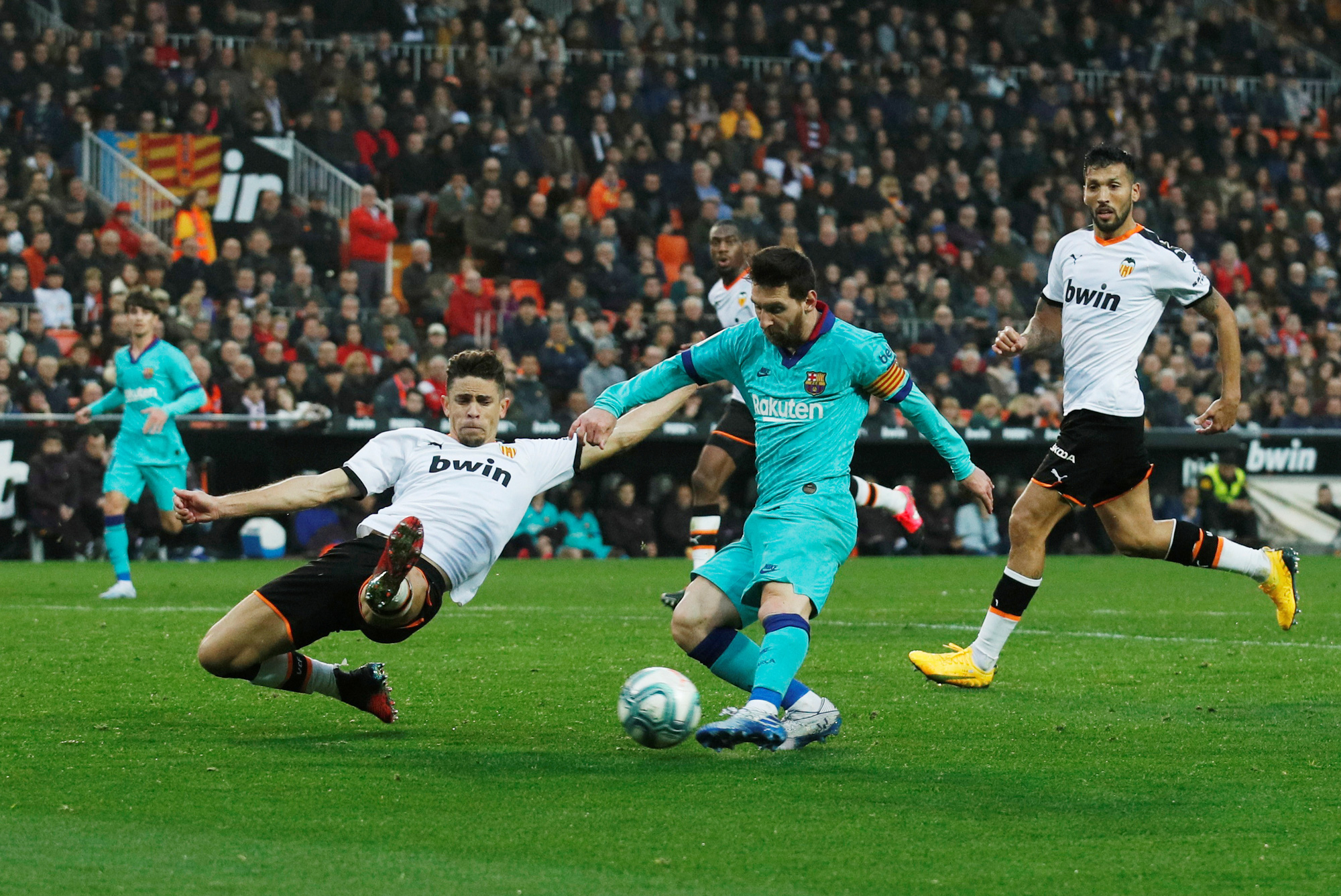 Messi chỉ tr&iacute;ch sếp lớn, Barca lo sụp đổ d&acirc;y chuyền - Ảnh 2.