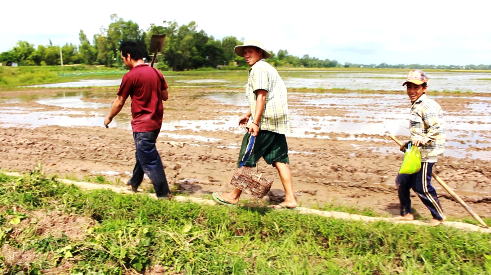 Về miền Tây xem cảnh già, trẻ hò reo săn chuột đồng mùa Tết - Ảnh 4.