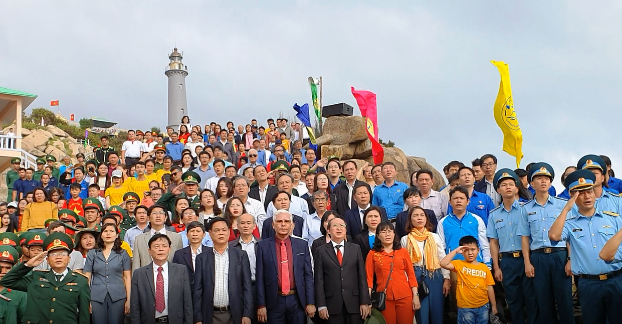 Thi&ecirc;ng li&ecirc;ng buổi ch&agrave;o cờ ở điểm cực Đ&ocirc;ng tr&ecirc;n đất liền - Ảnh 2.