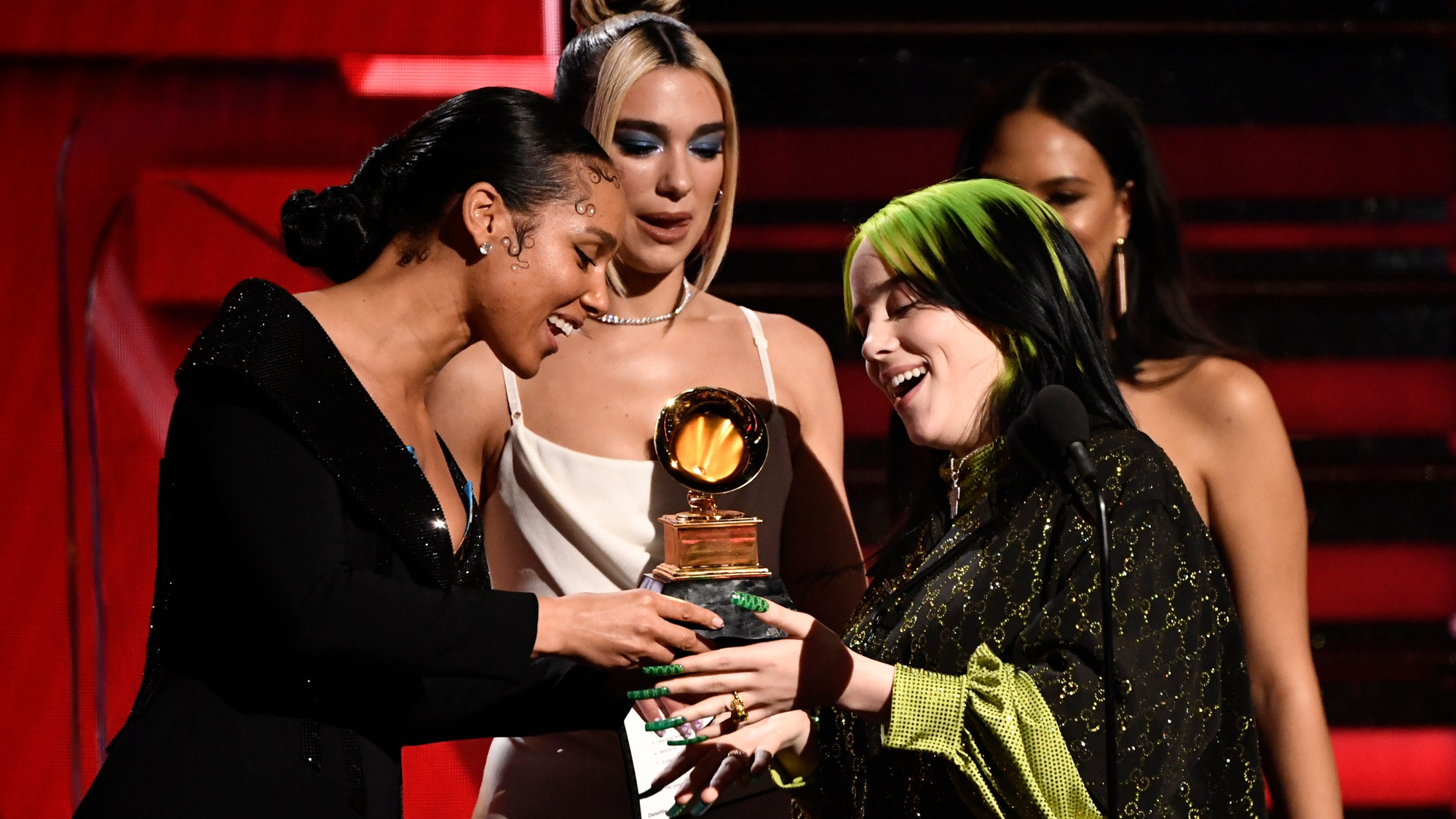 Billie Eilish chiếm trọn Grammy 2020 - Ảnh 3.