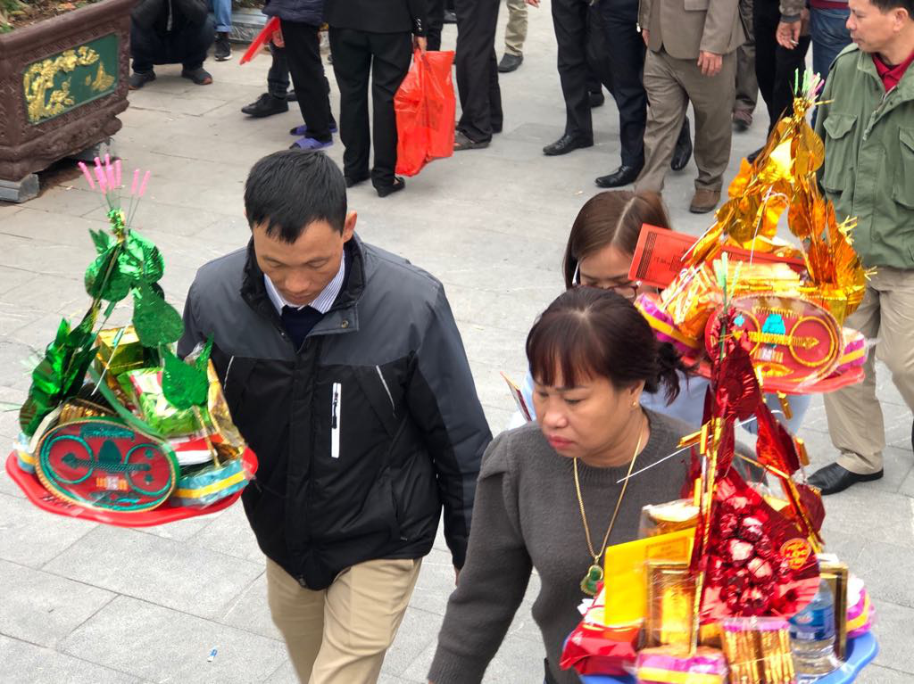 Ngàn người chen chân xin lộc Bà Chúa Kho đầu năm
