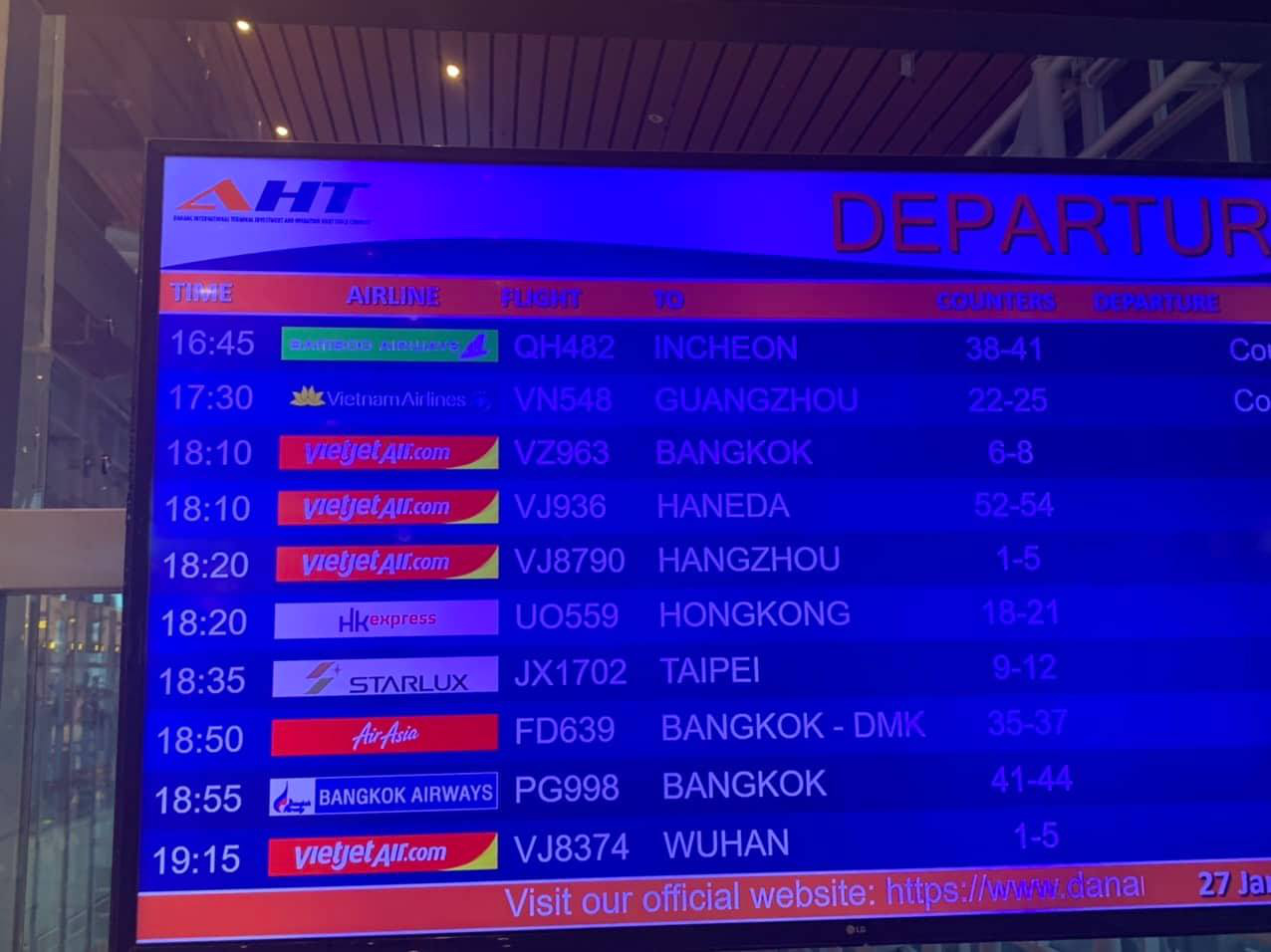 Đo&agrave;n kh&aacute;ch Vũ H&aacute;n đeo khẩu trang l&agrave;m thủ tục rời Đ&agrave; Nẵng - Ảnh 3.