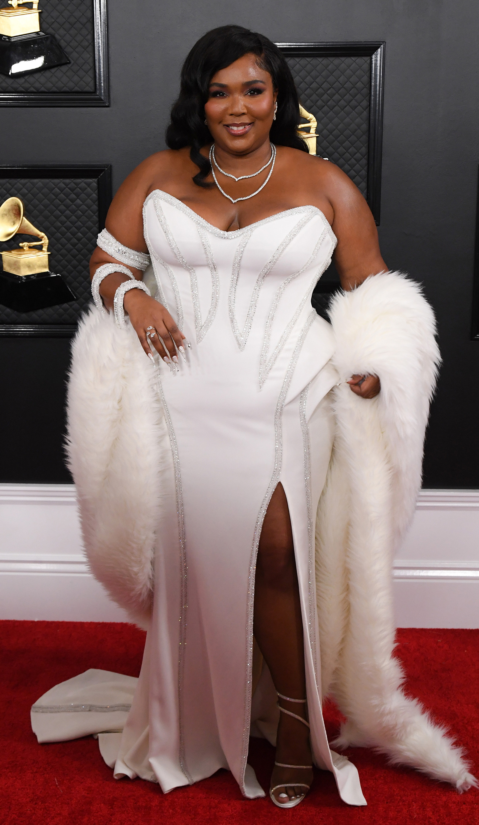 Phát chán với những bộ cánh trên thảm đỏ Grammy 2020 - Ảnh 2.