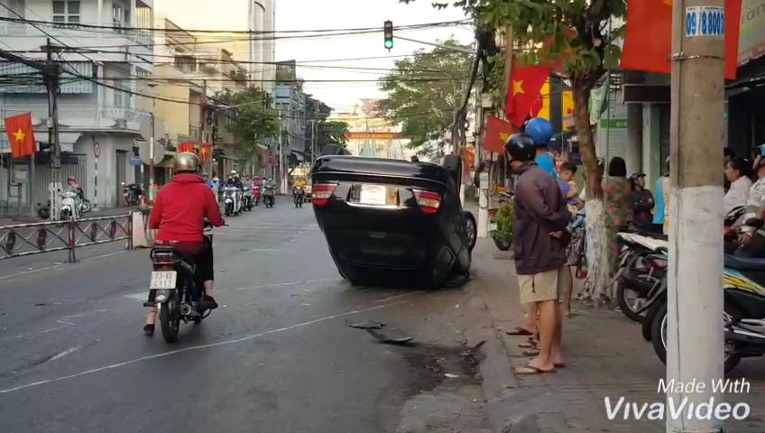 Clip: Xe Mercedes &ldquo;phơi bụng&rdquo; s&aacute;ng m&ugrave;ng 3 Tết - Ảnh 1.