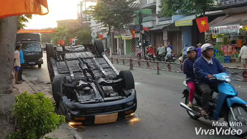 Clip: Xe Mercedes “phơi bụng” sáng mùng 3 Tết