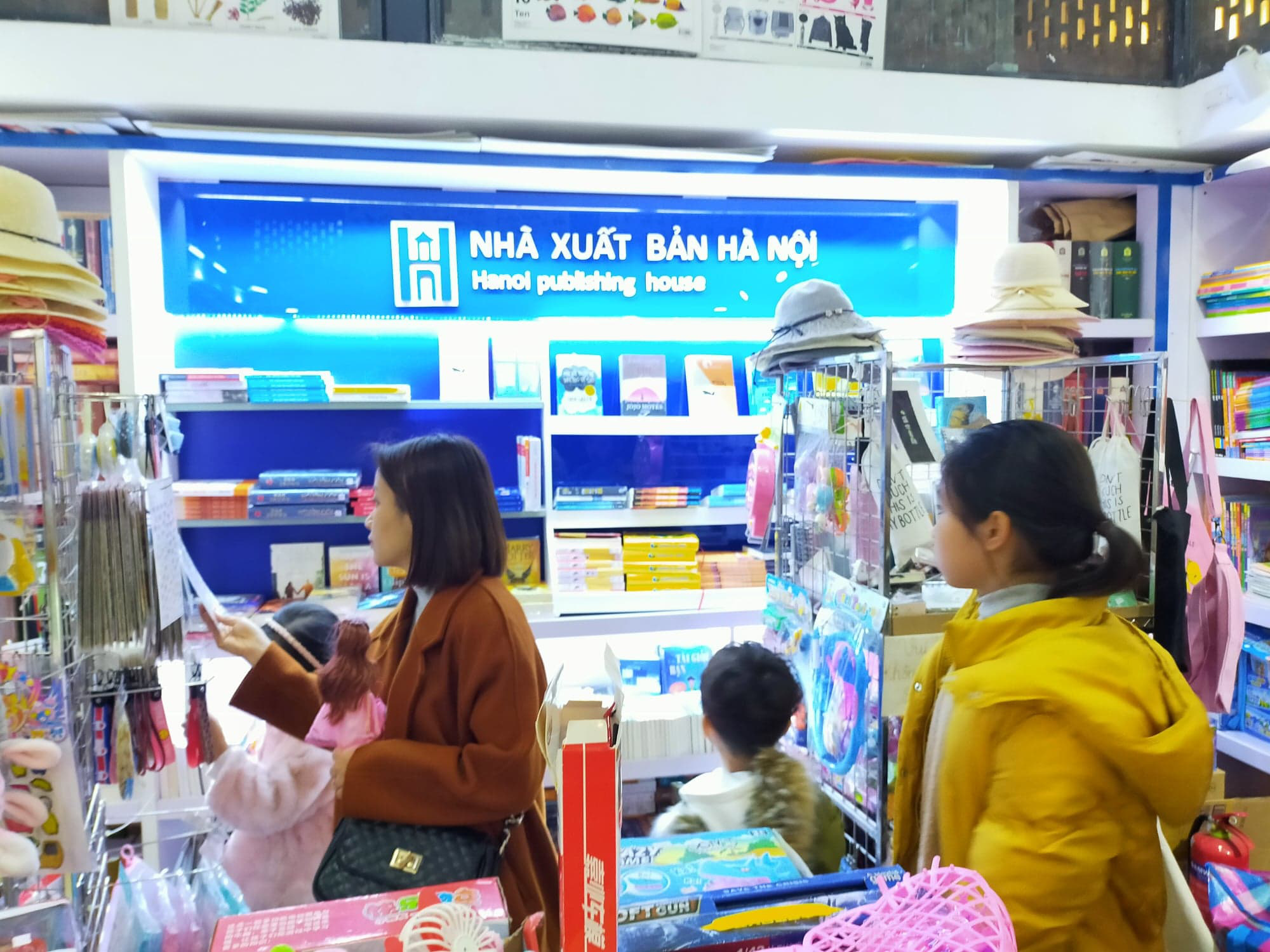 Phố s&aacute;ch Xu&acirc;n H&agrave; Nội lung linh trong &aacute;nh đ&egrave;n - Ảnh 2.