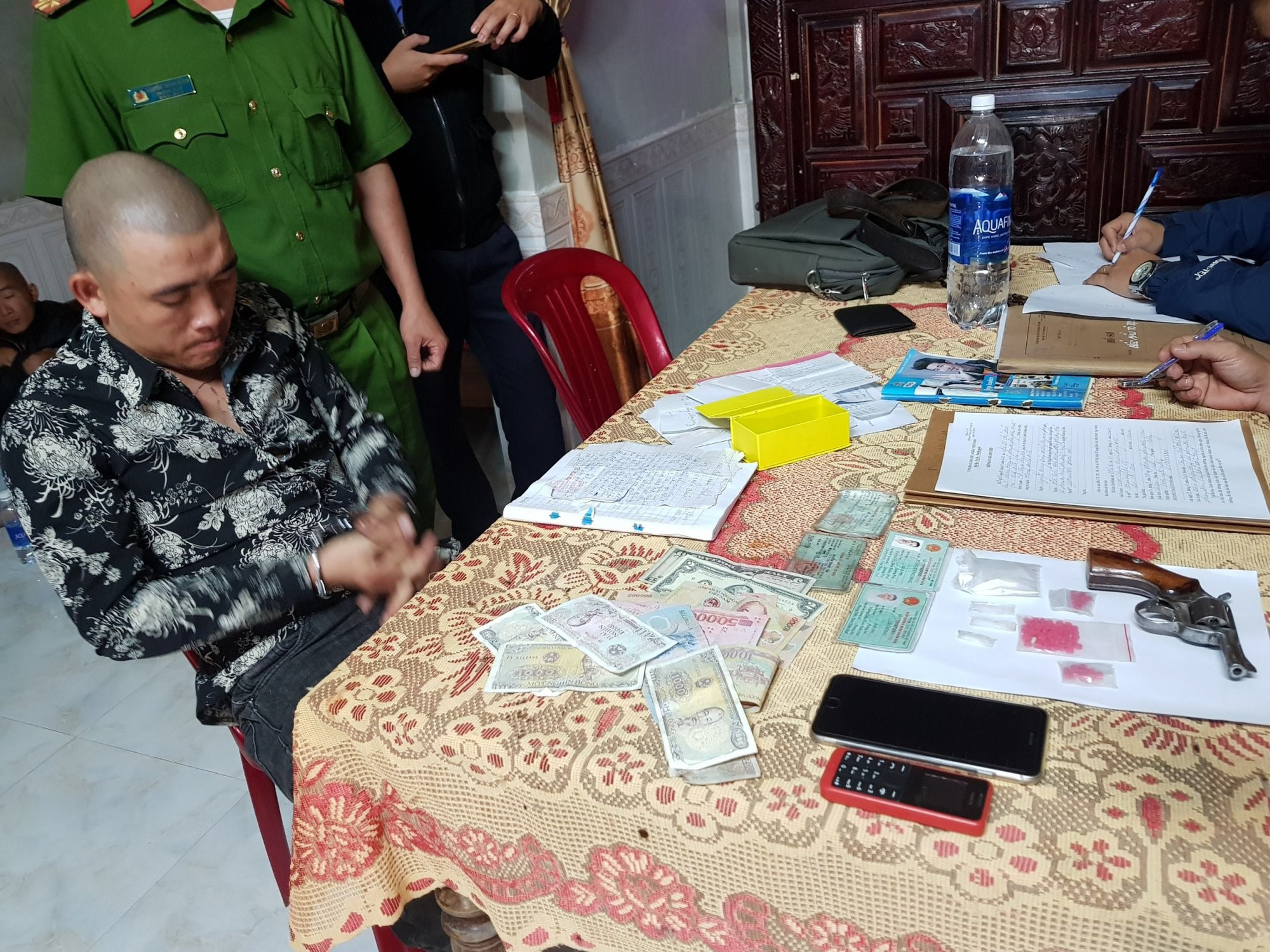 Kẻ mua bán ma túy thủ thêm khẩu súng phòng thân