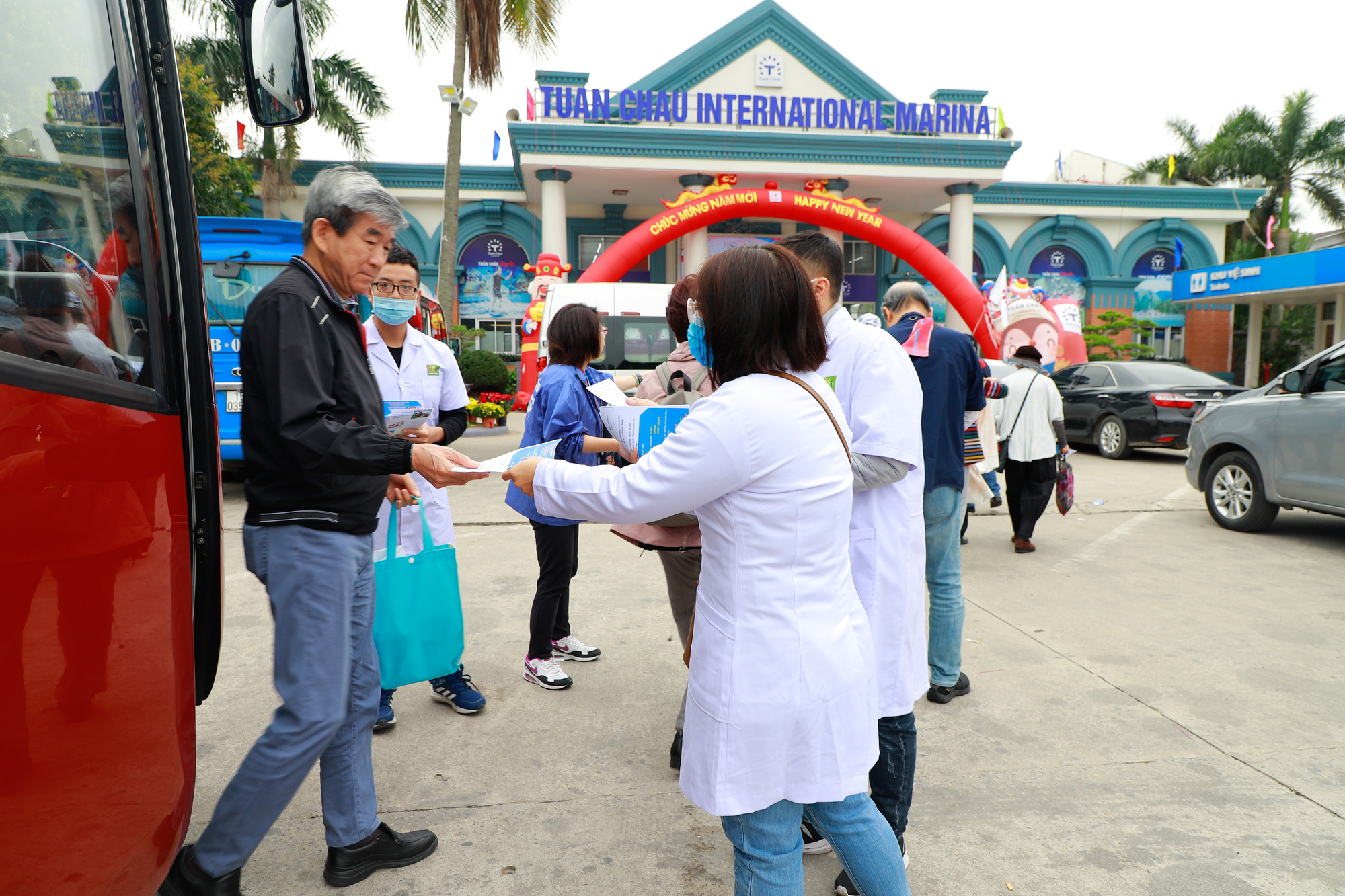 Trước nạn virus Corona, Cửa khẩu quốc tế Móng Cái vẫn hoạt động bình thường - Ảnh 3.