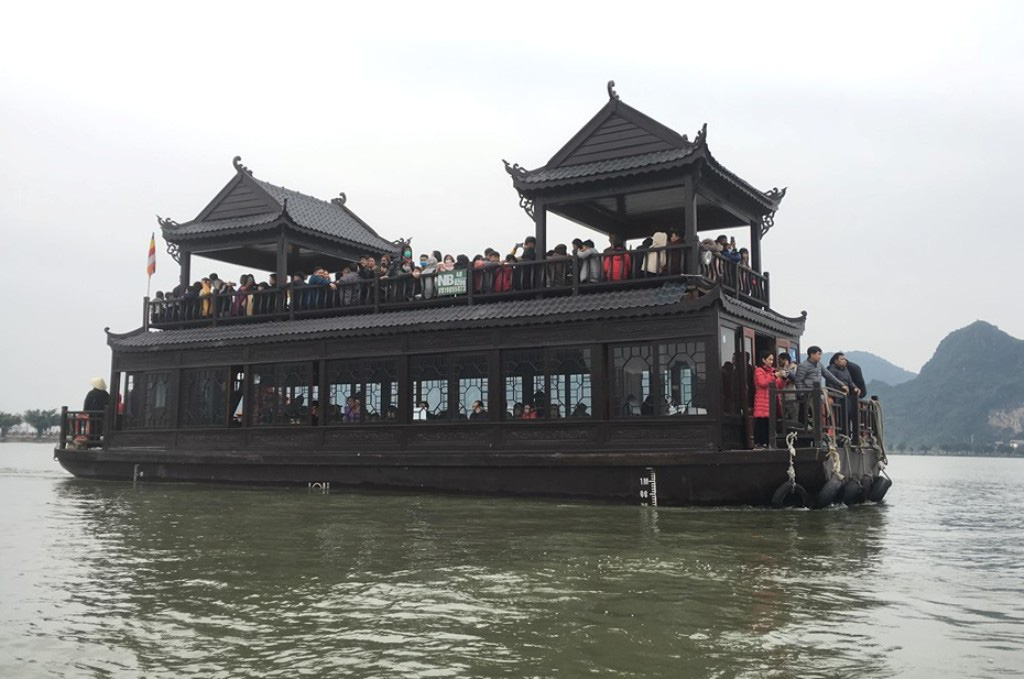 200.000 đồng/lượt đi thuyền trên hồ Tam Chúc, du khách vẫn chen nhau lên thuyền