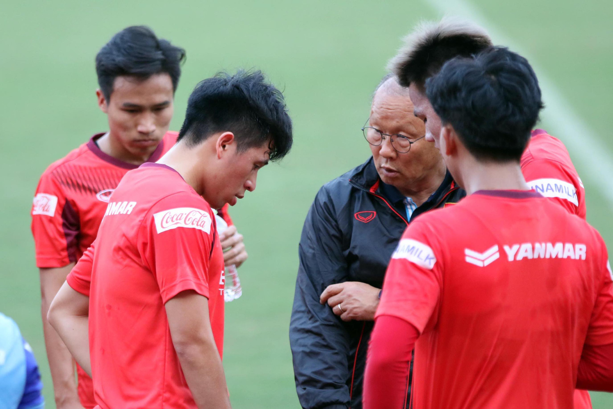 Sợ tuyển VN hụt qu&acirc;n v&igrave; chấn thương, 4 CLB đề xuất kh&ocirc;ng c&oacute; suất rớt hạng V-League - Ảnh 2.