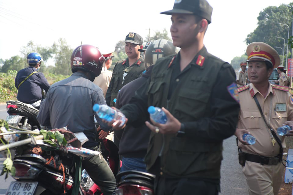 Người đi đường bất ngờ khi được CSGT Đồng Nai tặng nước, khăn lạnh - Ảnh 5.