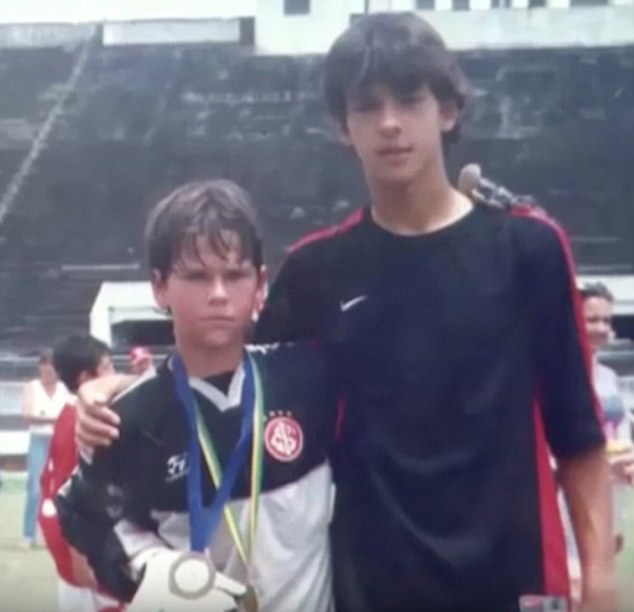 Alisson Becker: Tr&ecirc;n h&agrave;nh tr&igrave;nh trở th&agrave;nh huyền thoại - Ảnh 2.