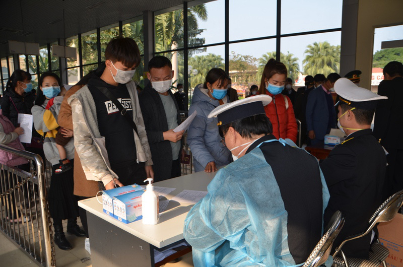 Trước nạn virus Corona, Cửa khẩu quốc tế Móng Cái vẫn hoạt động bình thường - Ảnh 1.