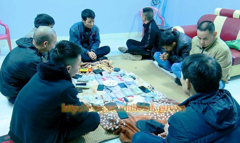 Bắt 8 con bạc sát phạt ngày Tết, thu 205 triệu đồng