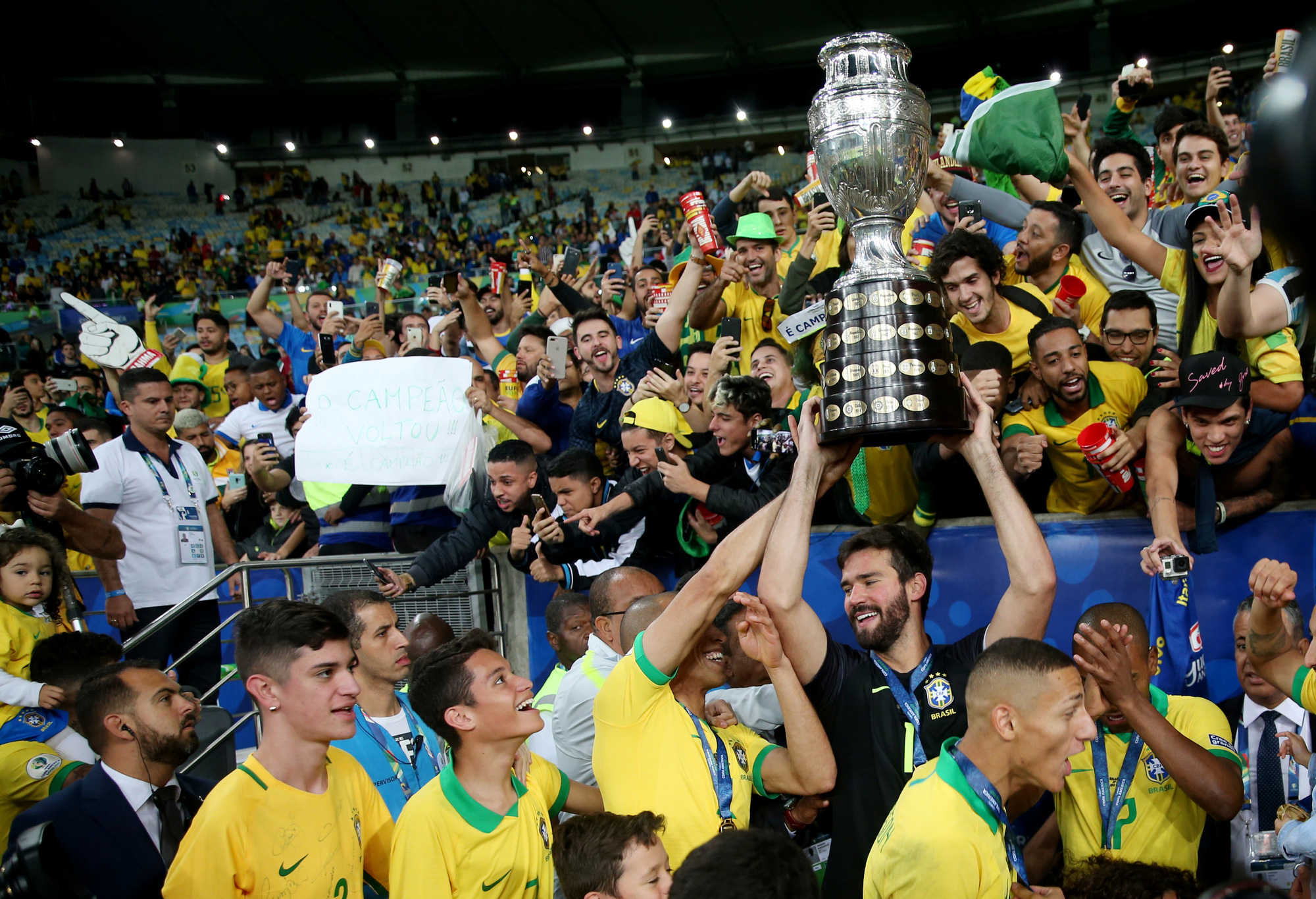 Alisson Becker: Tr&ecirc;n h&agrave;nh tr&igrave;nh trở th&agrave;nh huyền thoại - Ảnh 6.