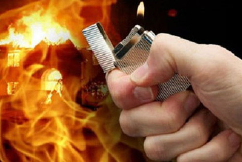 Người đàn ông dùng dao tự tử sau khi đốt nhà, đập phá banh chành