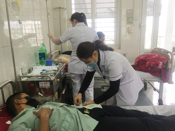 Cách ly 4 người Việt bị sốt sau khi trở về từ Trung Quốc