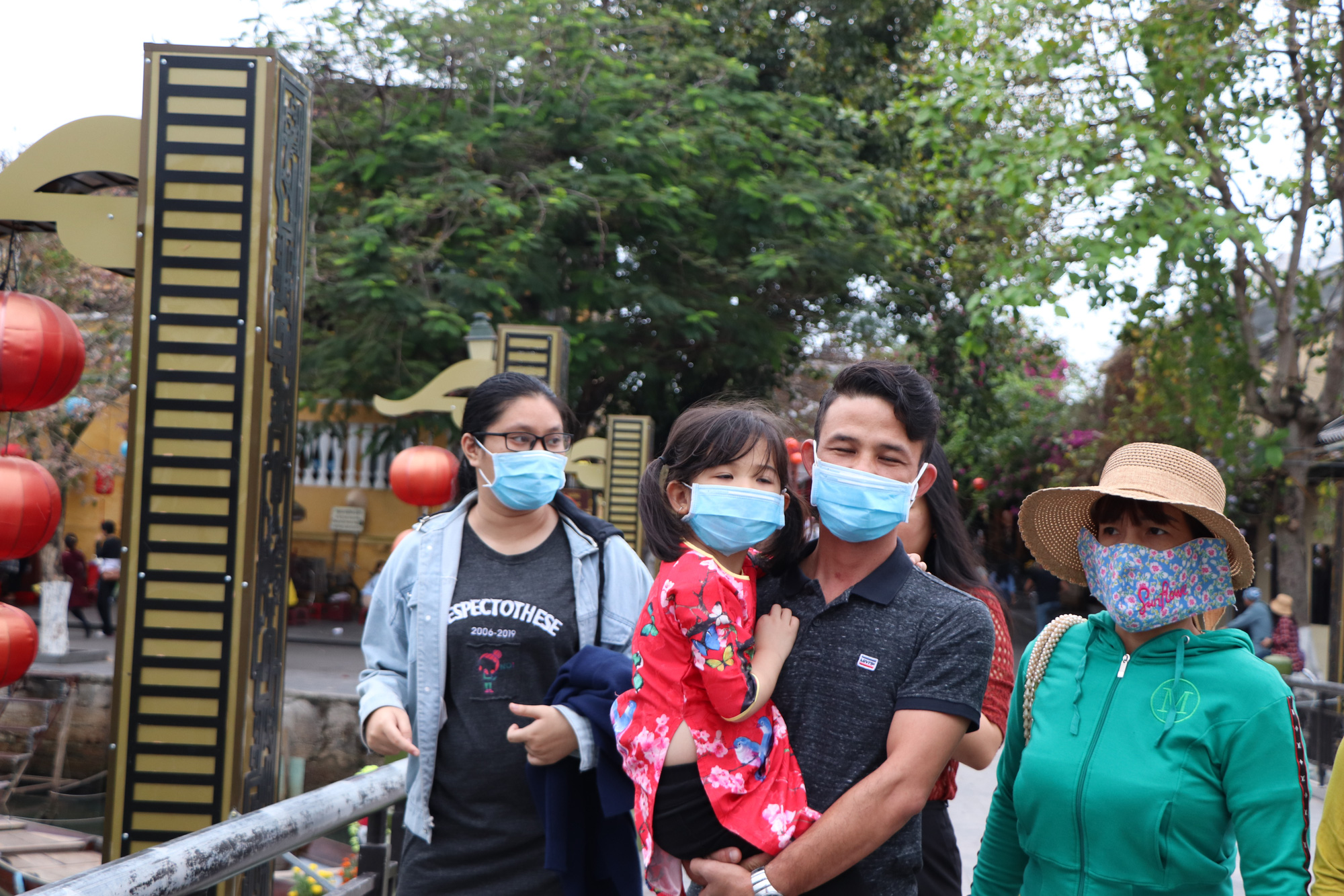 Sợ nhiễm virus corona, t&agrave;i xế taxi Hội An nhập viện theo d&otilde;i - Ảnh 5.