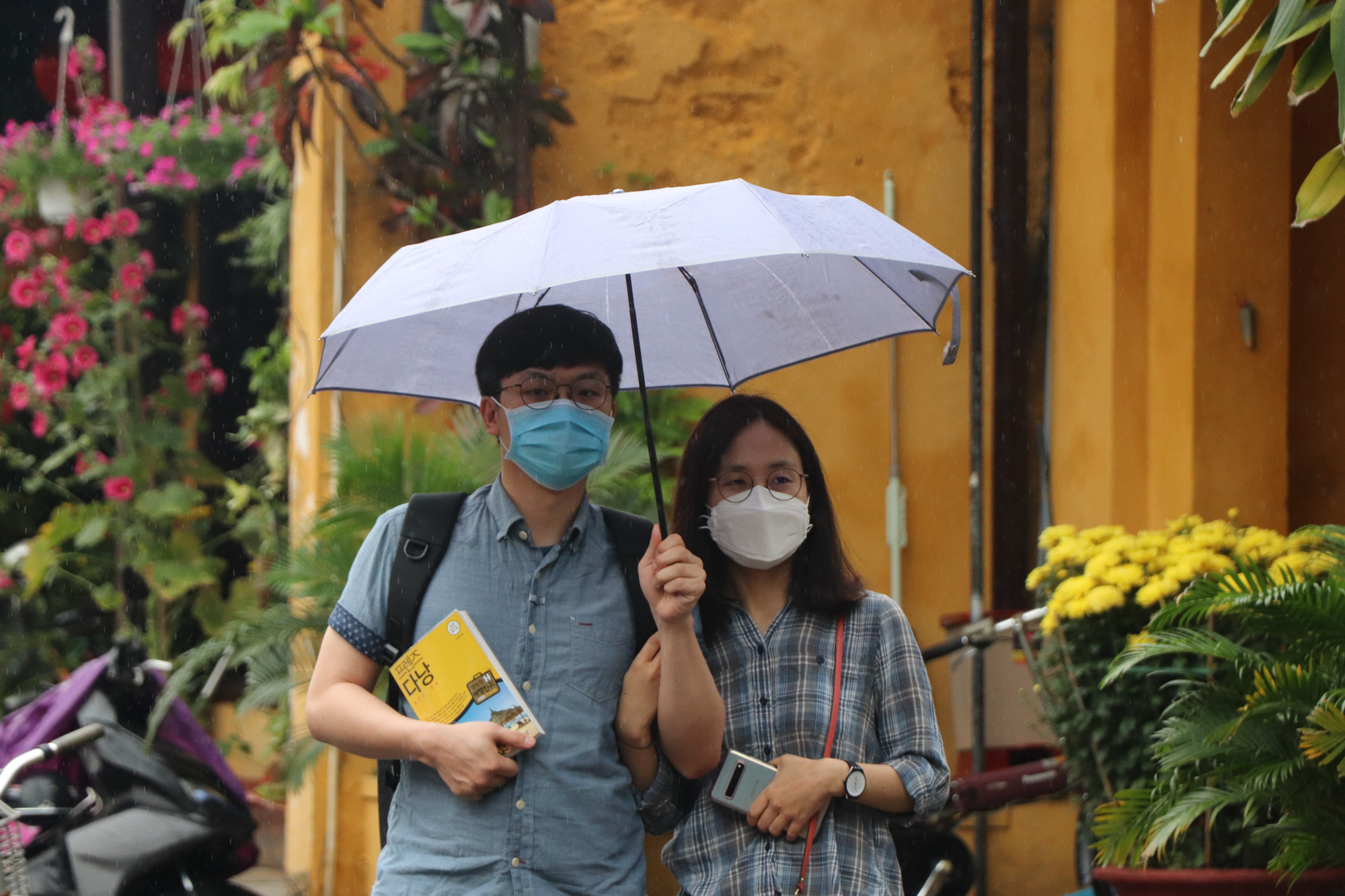 Sợ nhiễm virus corona, t&agrave;i xế taxi Hội An nhập viện theo d&otilde;i - Ảnh 2.