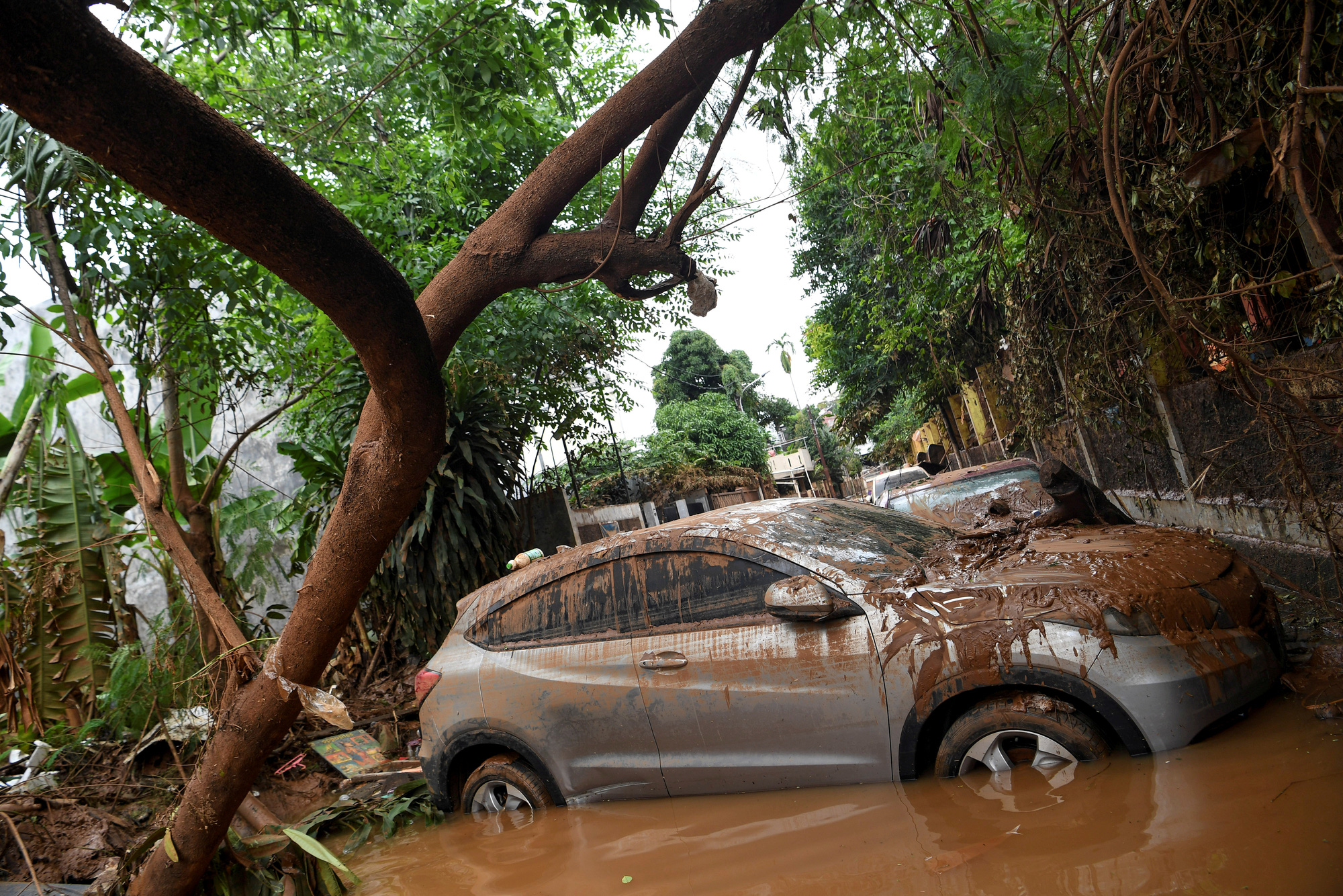 Indonesia nỗ lực "phá mây" để ngăn mưa ở Jakarta