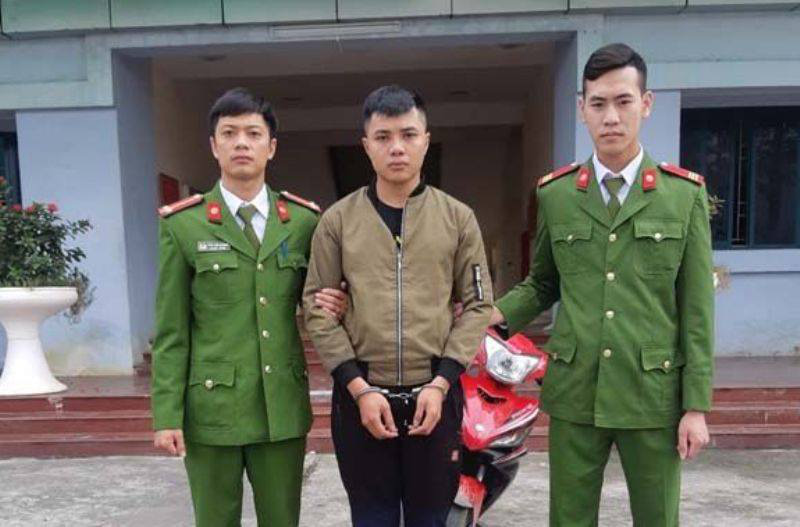 Cảnh s&aacute;t t&oacute;m gọn thanh ni&ecirc;n &ocirc;m ma t&uacute;y đ&aacute; giao cho kh&aacute;ch ở qu&aacute;n karaoke - Ảnh 1.