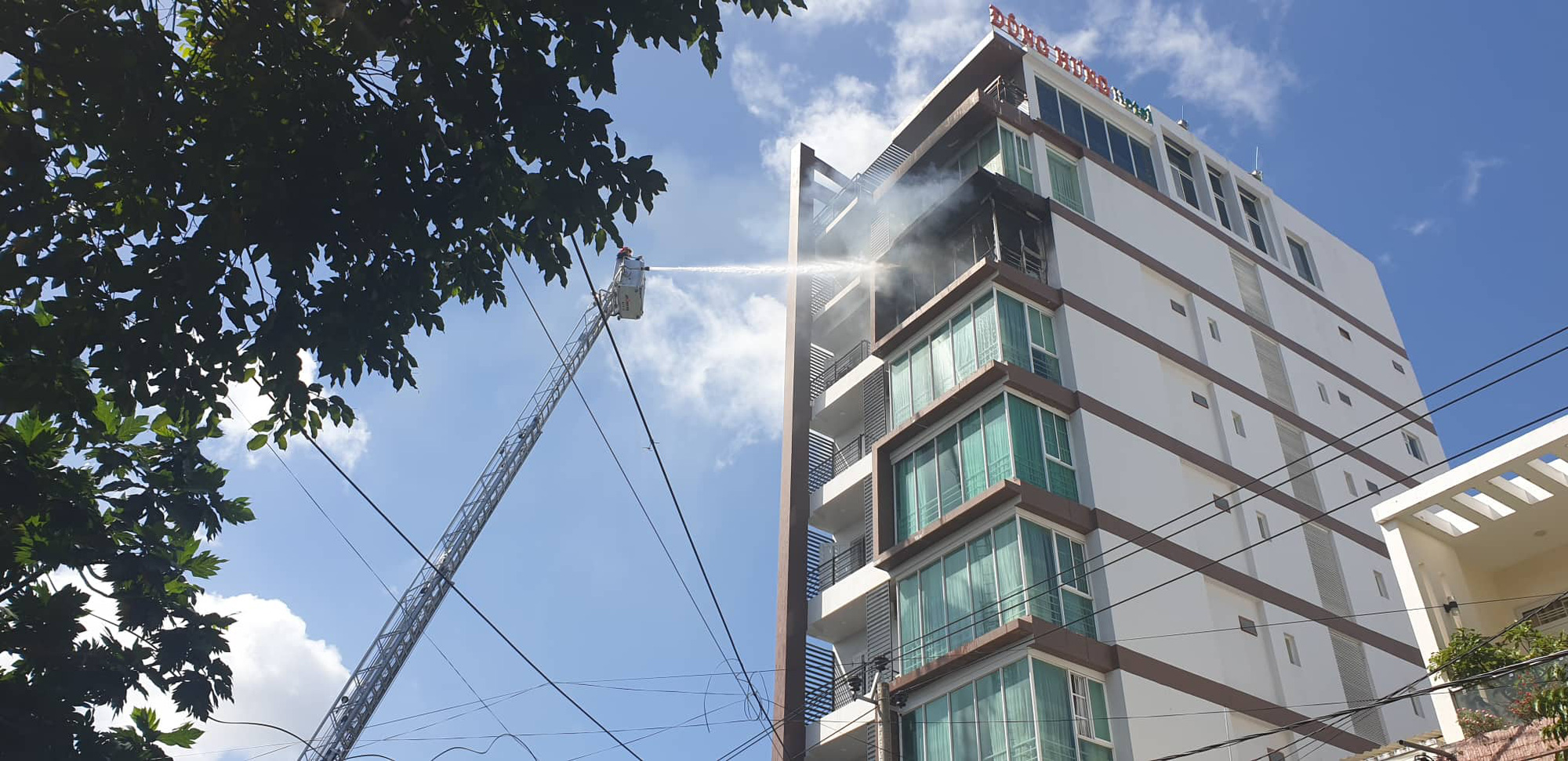 Cháy khách sạn ở Nha Trang, lực lượng chức năng đang nỗ lực chữa cháy - Ảnh 1.