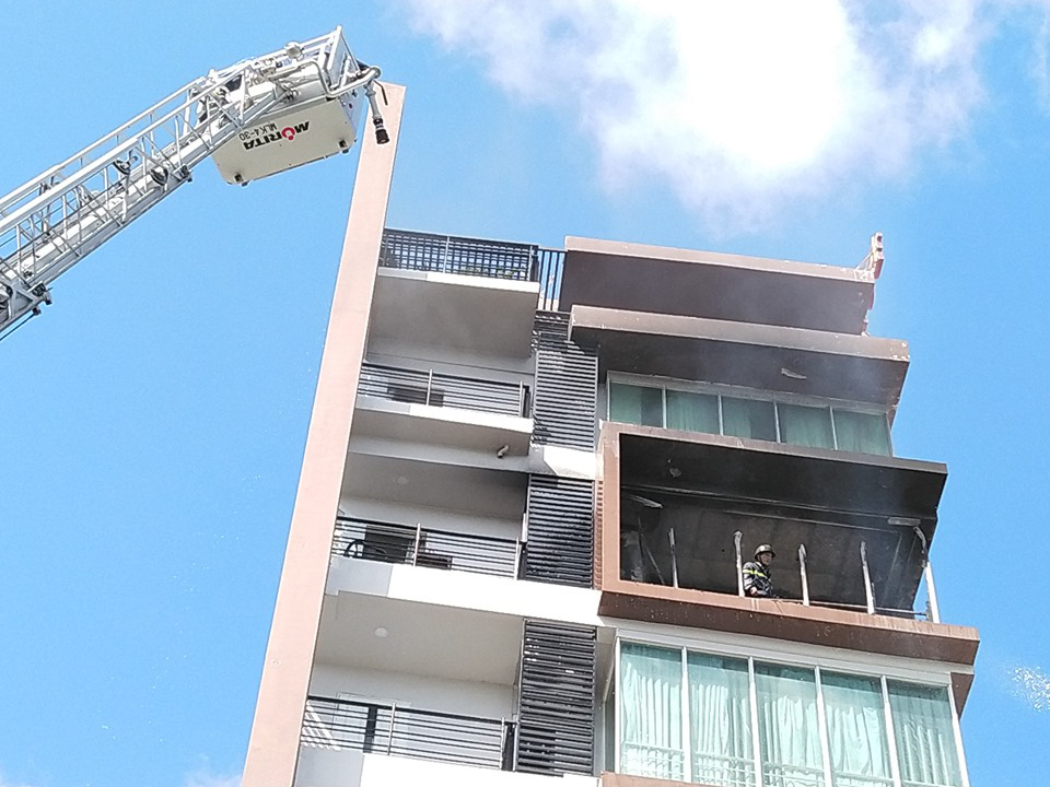 Cháy khách sạn ở Nha Trang, lực lượng chức năng đang nỗ lực chữa cháy - Ảnh 4.