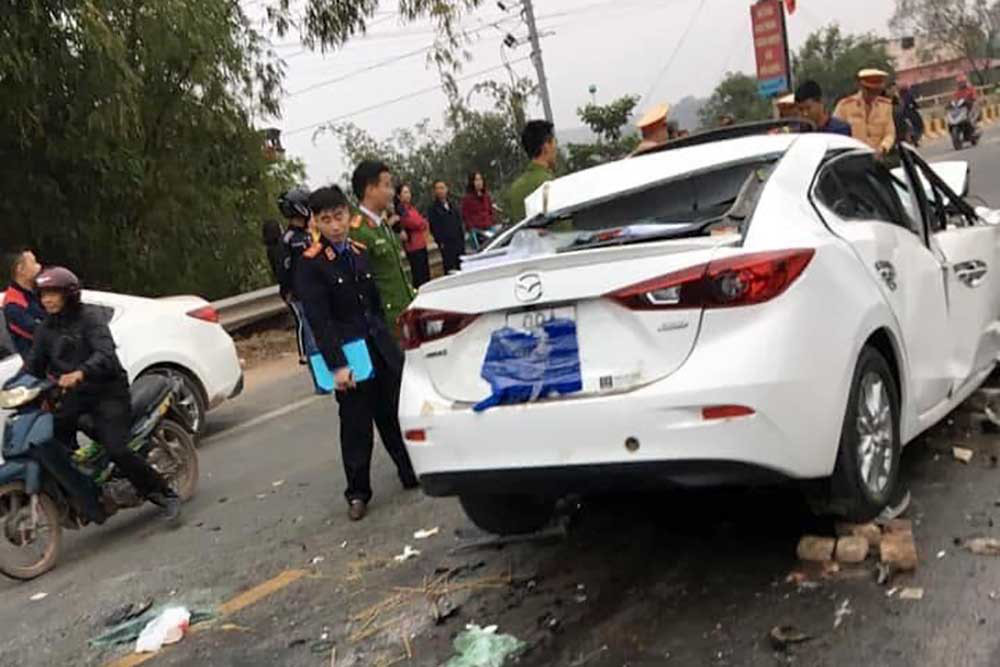 Nghi gây tai nạn bỏ chạy, tài xế xe Mazda tông vào xe ben tử vong