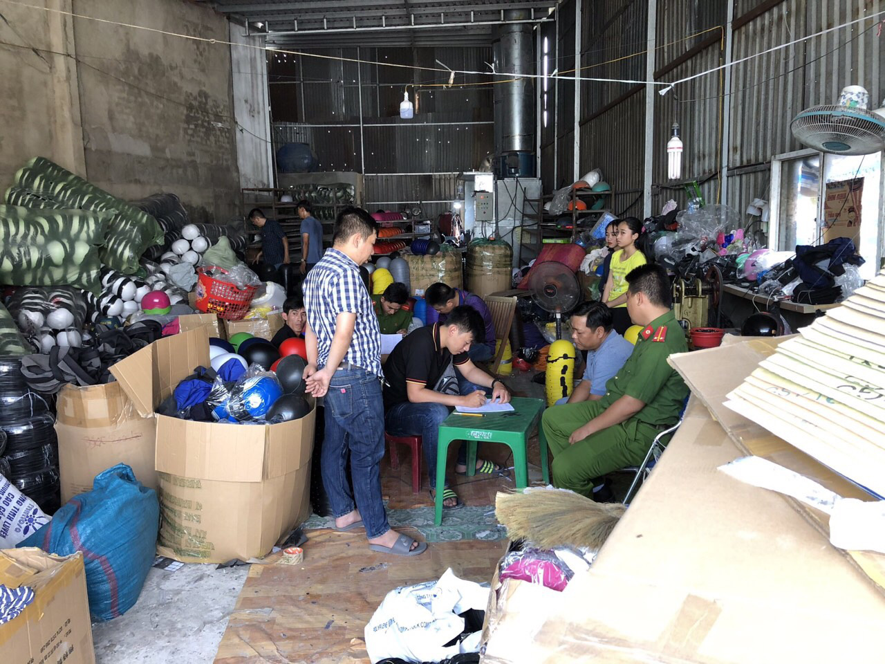 Bắt quả tang cơ sở sản xuất N&oacute;n Sơn giả  - Ảnh 1.