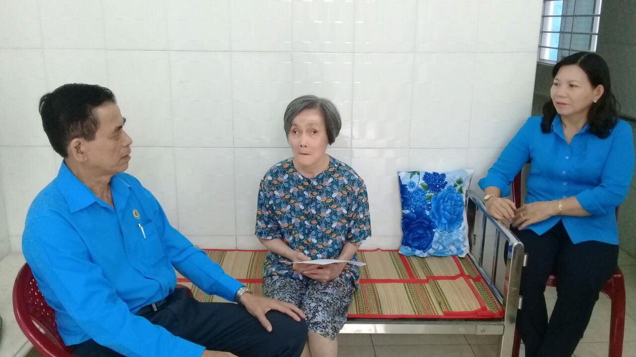 Chương trình "Xuân nhân ái - Tết yêu thương": Trao 4 phần quà cho công nhân bị TNLĐ ở miền Tây