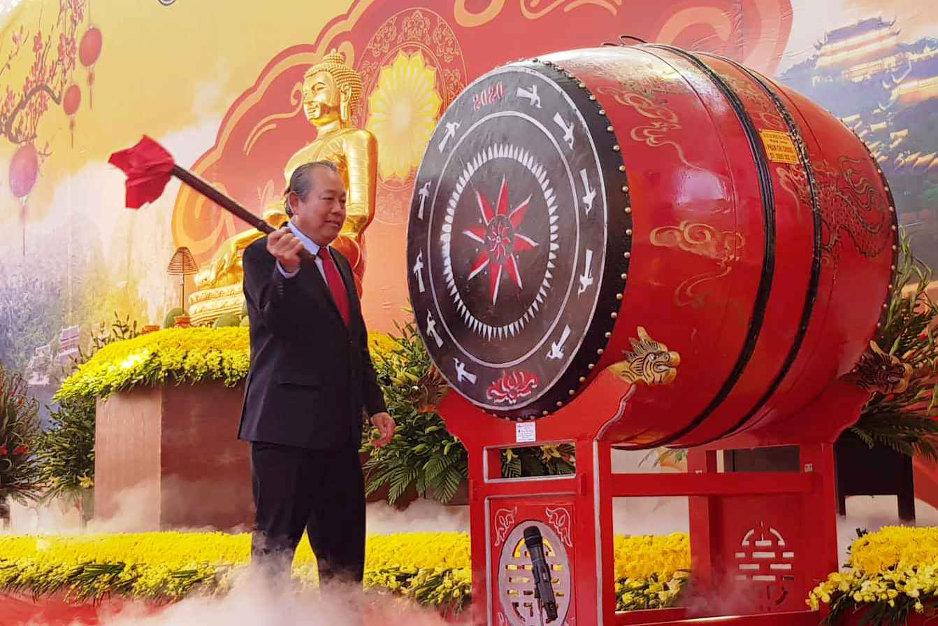 Phó Thủ tướng Thường trực Trương Hòa Bình đánh trống khai hội chùa Bái Đính