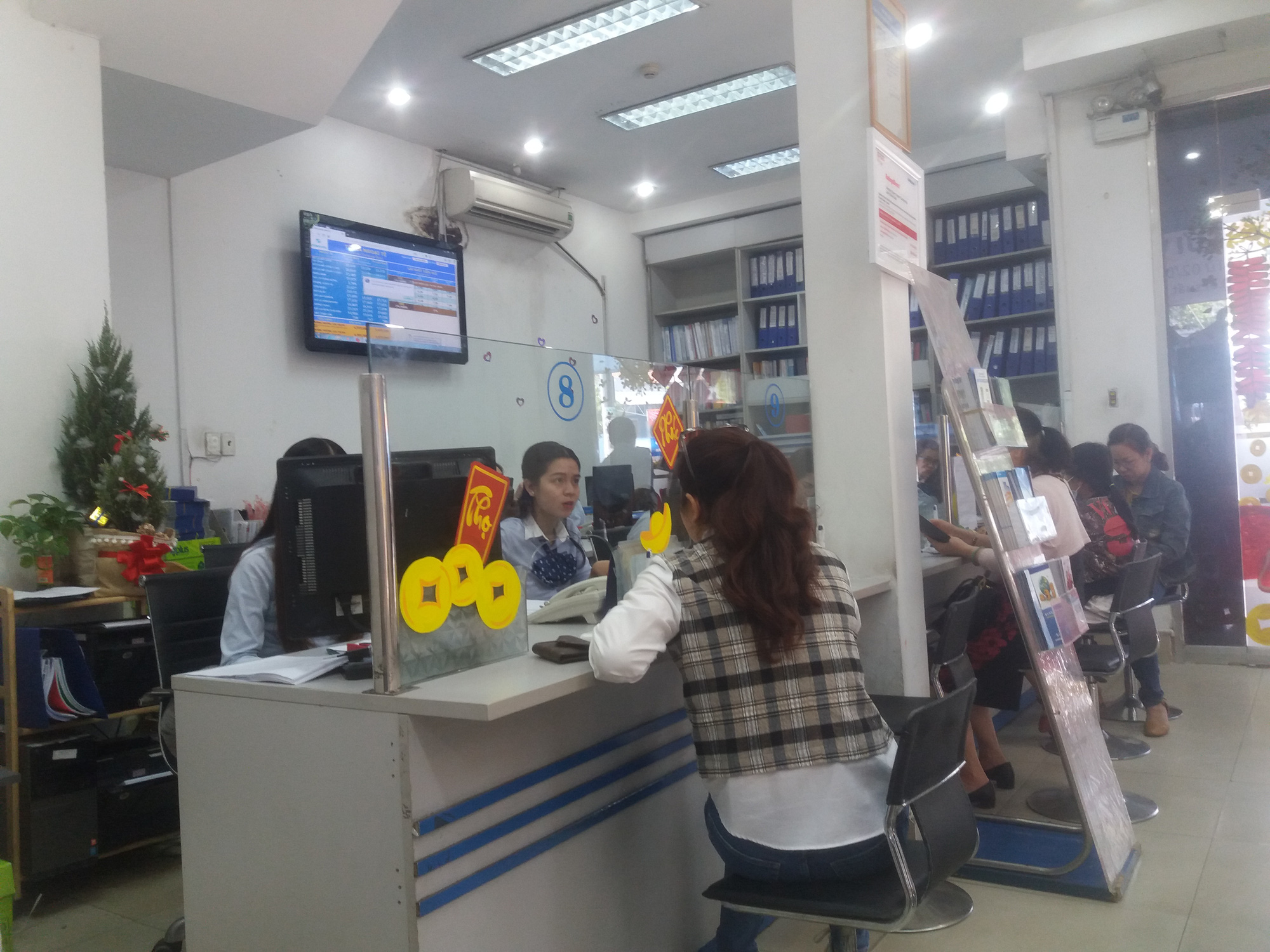 Kh&aacute;ch nhộn nhịp đến ng&acirc;n h&agrave;ng gửi tiền để nhận l&igrave; x&igrave; đầu năm - Ảnh 4.