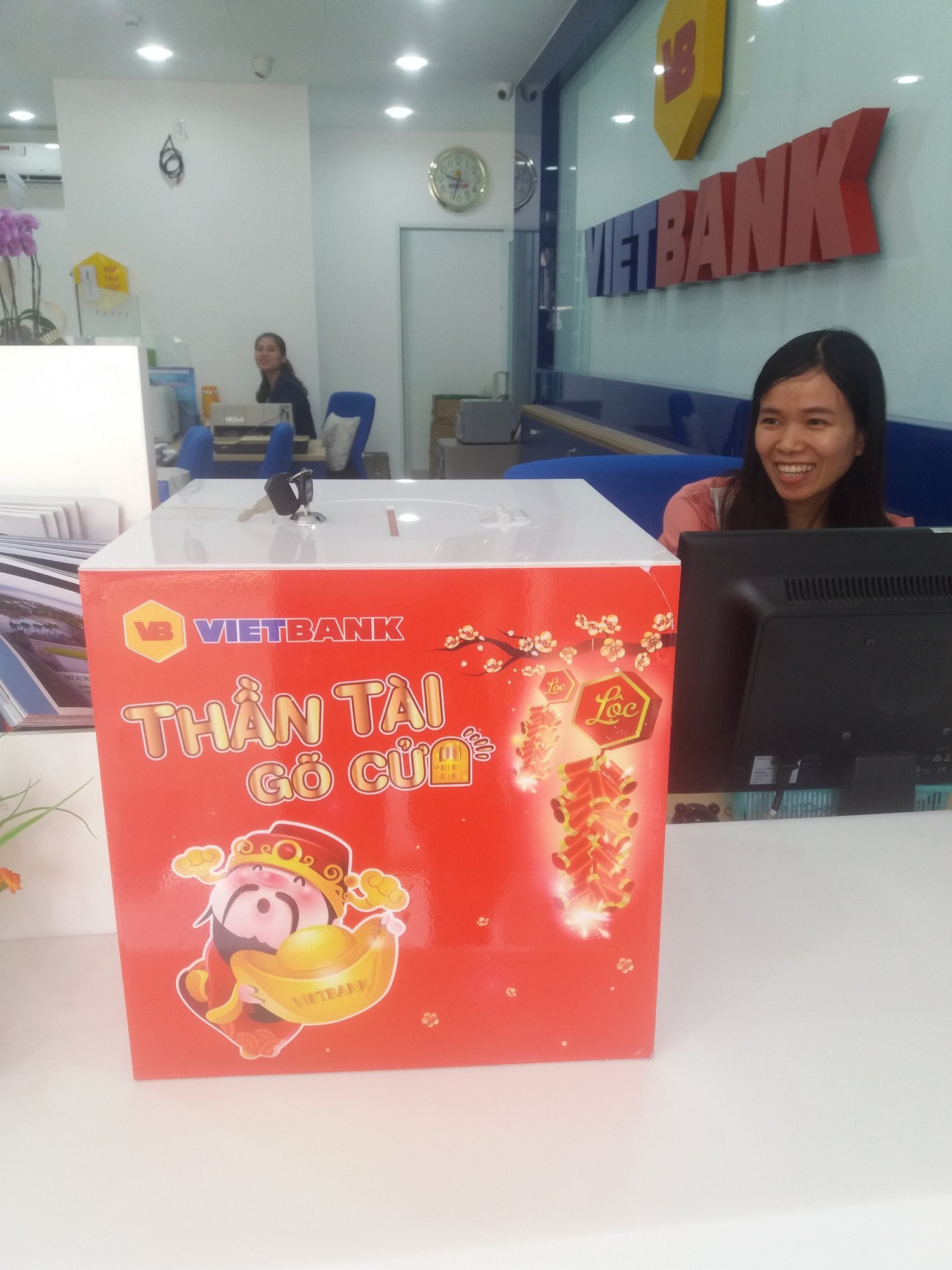Kh&aacute;ch nhộn nhịp đến ng&acirc;n h&agrave;ng gửi tiền để nhận l&igrave; x&igrave; đầu năm - Ảnh 2.