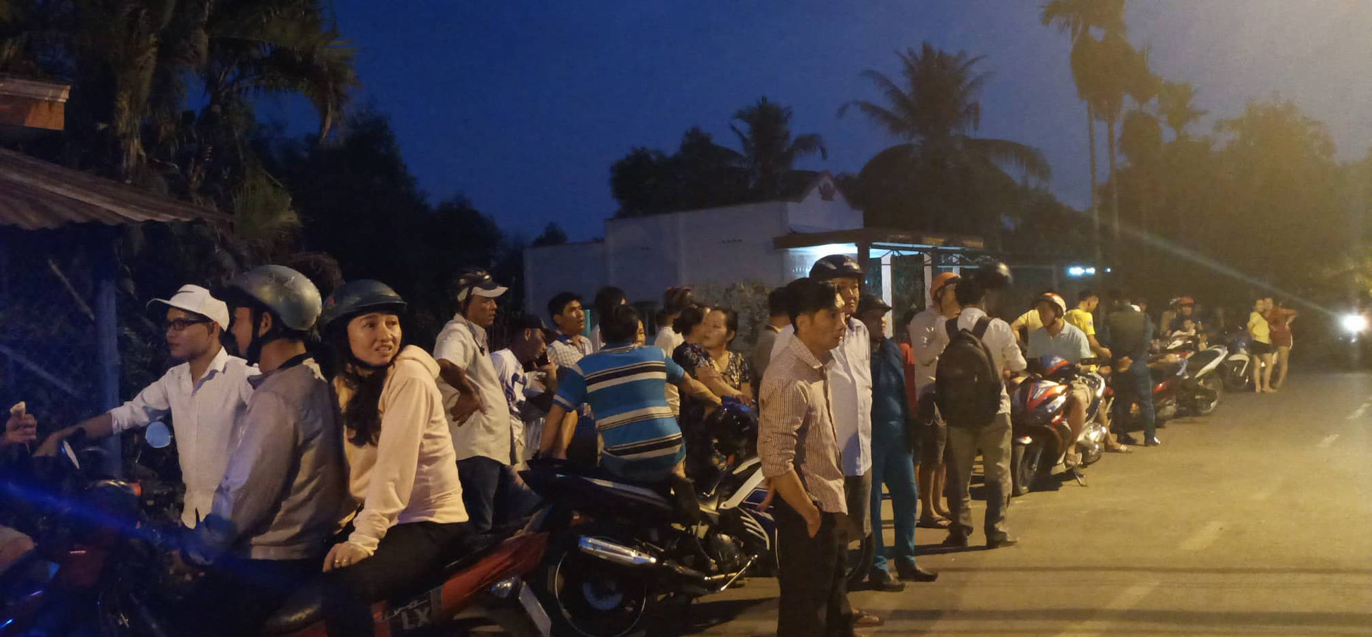 Đ&ecirc;m tối, c&ocirc;ng an khuyến c&aacute;o nhưng người d&acirc;n vẫn tụ tập xem bắt kẻ bắn chết 5 người ở Củ Chi - Ảnh 11.