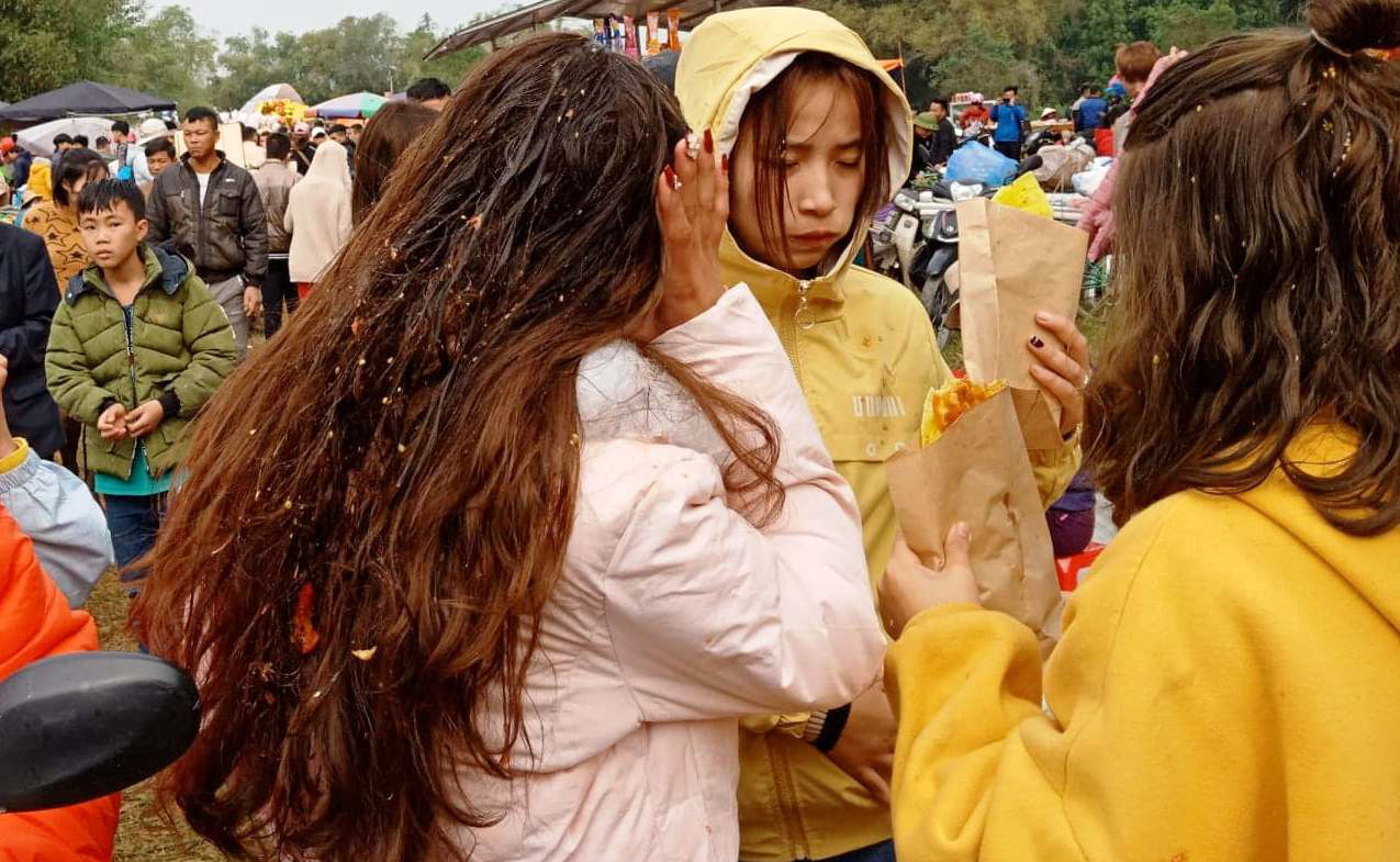Đi chợ "choảng nhau", các cô gái xinh đẹp bị ném cà chua tơi bời