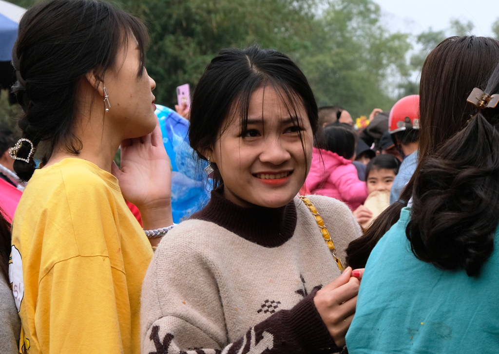 Đi chợ choảng nhau, các cô gái xinh đẹp bị ném cà chua tơi bời - Ảnh 6.