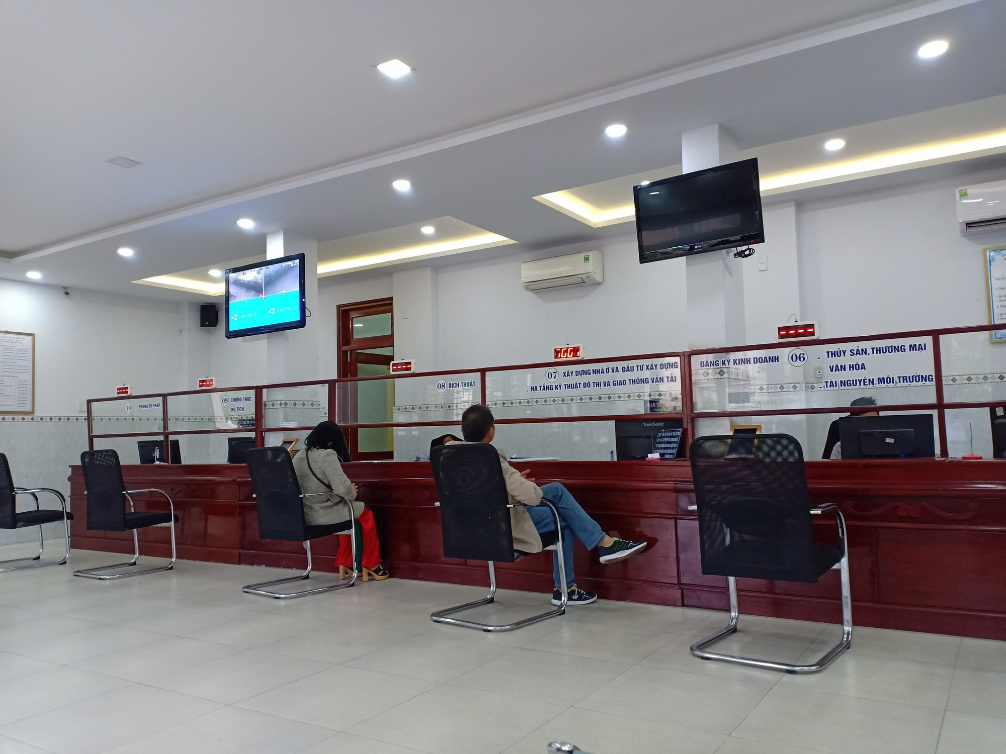 Đà Nẵng: Tổ 1 cửa quận Hải Châu vắng cán bộ trong ngày đầu làm việc năm mới
