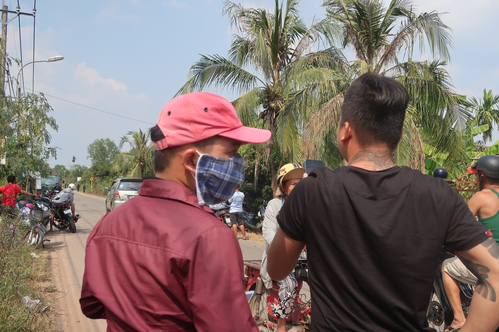 CLIP: Kh&ocirc;ng c&oacute; chuyện l&agrave;m n&ecirc;n tui đứng xem c&ocirc;ng an bắt kẻ bắn chết 5 người ở Củ Chi - Ảnh 2.