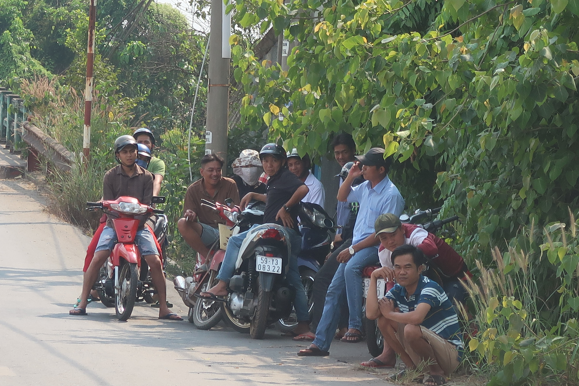 CLIP: Kh&ocirc;ng c&oacute; chuyện l&agrave;m n&ecirc;n tui đứng xem c&ocirc;ng an bắt kẻ bắn chết 5 người ở Củ Chi - Ảnh 9.