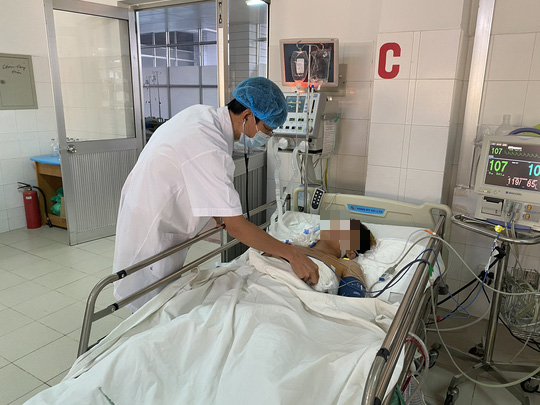 Bị đ&acirc;m ngay m&ugrave;ng 5 Tết, thanh ni&ecirc;n tuổi 18 tho&aacute;t chết hy hữu nhờ &ldquo;b&aacute;o động đỏ&rdquo; - Ảnh 1.