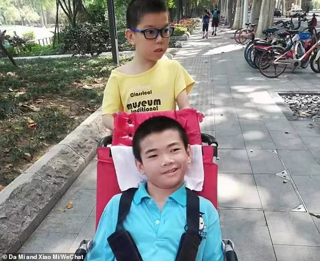 Cha bị cách ly vì virus corona, con bại não ở nhà một mình tử vong