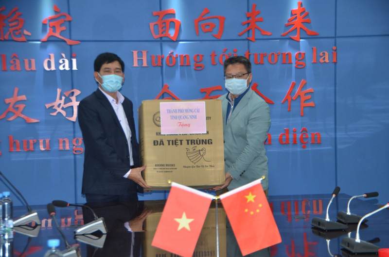 Đoàn đại biểu TP Móng Cái và Đông Hưng (Trung Quốc) đeo khẩu trang hội đàm, trao đổi biện pháp phòng chống virus corona - Ảnh 3.