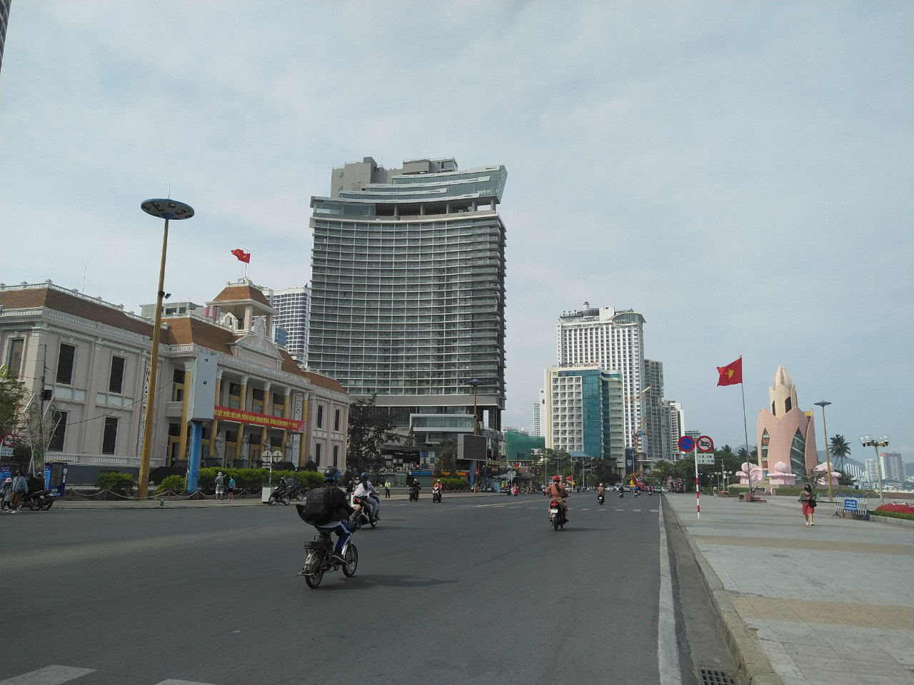 Vắng bóng khách Trung Quốc vì virus corona, hàng loạt cửa hàng đóng cửa - Ảnh 5.